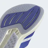 Championes Adidas Duramo Speed 2, color blanco con detalles en azul y suela blanca.