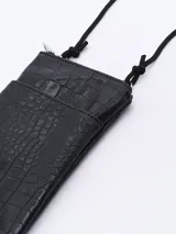 Bandolera negra con textura símil piel de cocodrilo, cierre superior con cremallera y correa larga regulable.
