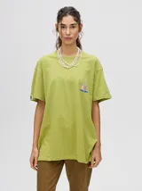 Remera verde claro con estampado de un velero en el pecho, de corte holgado y mangas cortas.