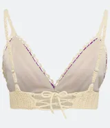 Top cropped tejido al crochet con diseño de rayas horizontales en tonos naranja, rosa, violeta y amarillo.