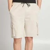 Bermuda color beige con bolsillos tipo cargo con solapa.
