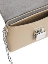 Cartera bandolera color beige de cuero sintético granulado, con correa de cadena plateada y cierre de solapa con placa metálica con logo grabado.