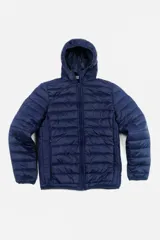 Campera acolchada azul marino para hombre, con capucha, cierre frontal y bolsillos laterales con cierre invisible. Incluye un bolsillo interior.