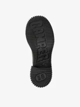 Bota de media caña color gris oscuro, confeccionada en piel vacuna, con paneles elásticos laterales, tirador trasero y suela XL EXTRALIGHT. Tiene un tacón de 7 cm con diseño acanalado.