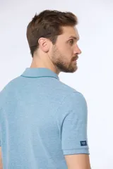 Remera polo lisa en oxford piqué color crema, con cuello en rib y botones personalizados.