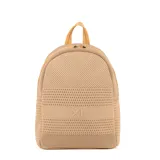 Mochila color hueso de poliéster tejido, con acceso de cierre doble, correa regulable y herrajes plateados. Tiene un compartimento principal con un bolsillo interno con cierre y dos bolsillos abiertos.