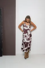 Vestido largo con estampado de cebra en blanco y negro, breteles finos y corte suelto.