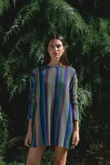 Minivestido de lurex a rayas verticales multicolores con mangas 3/4.