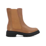 Bota de cuero color gris topo, con elásticos laterales y suela track negra.
