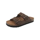 Sandalias de cuero marrón con dos tiras anchas ajustables con hebillas metálicas.