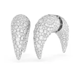 Par de caravanas con forma de media luna, adornadas con cristales blancos y baño de rodio.