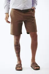 Bermuda de gabardina color marrón con bolsillos laterales y traseros.