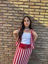 Collar corto con cuentas de nácar teñidas en colores y barritas de coral. Se cierra con cadena de acero quirúrgico y ganchito para regular el largo.