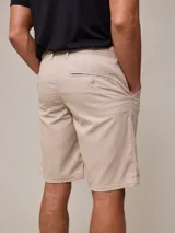 Bermuda de algodón y lino color beige, corte chino.