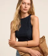 Musculosa azul marino texturizada con cuello halter.