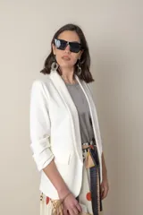 Blazer beige de algodón con solapa entera, bolsillos delanteros y frunce en las mangas 3/4.