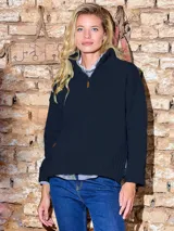 Sweater azul marino de lana lambswool con medio cierre frontal con cremallera.