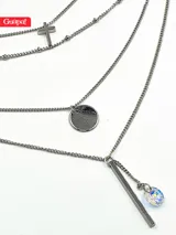 Conjunto de collares plateados de múltiples capas con dije de cruz, moneda y cristal.