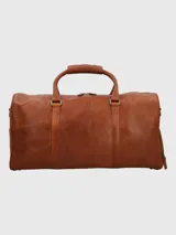 Bolso de viaje tipo maletín, fabricado en cuero natural color caramelo. Presenta dos asas superiores y una correa ajustable y desmontable. Cuenta con un compartimento principal con cierre, un bolsillo interior con cierre y un bolsillo lateral con cierre.