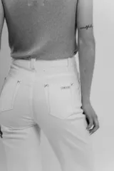 Pantalón de jean blanco, de tiro alto y corte recto.