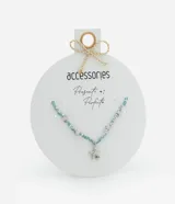 Collar corto con cuentas de cristal celeste y colgantes de estrellas plateadas.