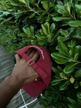 Gorra de béisbol color rojo vino con visera curva. Estampado frontal con un corazón y el texto "LOVE & PEACE" en blanco, y debajo "PP-ONE".