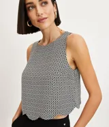 Blusa sin mangas con textura airflow, barra en ondas y estampado de corazones diferenciados.