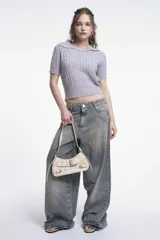 Top tejido de punto color lila con cuello polo y mangas cortas.