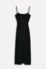 Vestido midi negro de breteles finos, escote recto y falda ajustada con abertura lateral.