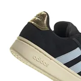 Championes Adidas Grand Court Alpha negros con las tres tiras laterales en celeste y detalle dorado en el talón.