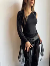 Faja de cuero sintético negro con tachas plateadas y flecos largos.