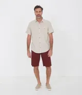 Bermuda masculina de sarga color rosado, con corte recto y bolsillos laterales.