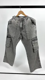 Jean cargo gris claro con diseño de múltiples bolsillos y corte recto.