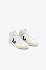 Zapatillas blancas de cuero cromado, con detalle contrastante en el lateral.