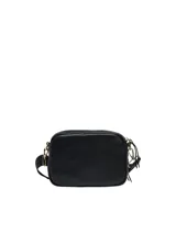 Bolso bandolera negro acolchado, con correa ajustable y cierre con cremallera.