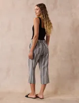 Pantalón capri de lino estampado marca Dash, con pretina ancha elastizada y bolsillos inclinados en la parte delantera.