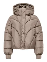 Campera puffer corta color marrón topo, con capucha ajustable con cordones. Tiene cierre frontal, bolsillos laterales y puños elásticos.