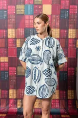 Camisa celeste con estampado de frutas y flores en azul, corte oversize y cuello mao.