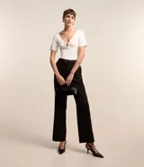 Blusa fucsia de viscosa con escote en V y aro metálico.