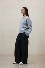 Sweater de punto grueso, color verde oliva, con cuello redondo y manga larga.