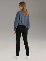 Buzo tipo fleece color azul grisáceo, con cuello redondo, corte regular y logo de Calvin Klein bordado en el pecho.