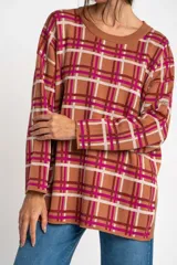Sweater marrón con estampado de cuadros fucsia y blancos, de corte holgado y mangas largas.