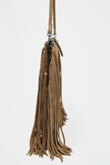 Bandolera marrón de serraje con flecos largos en la parte inferior. Tiene asa de hombro y bandolera extraíbles, doble bolsillo interior y cierre con cremallera.