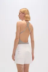 Body negro de poliéster, corte ajustado, con cuello redondo.