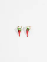 Aros dorados tipo argolla con dije colgante en forma de ají rojo y verde.