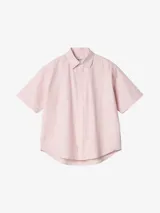 Camisa blanca de manga corta y corte holgado, confeccionada en popelina de algodón ligero. Luce la marca bordada en el pecho izquierdo.