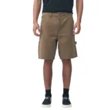 Bermuda color verde con bolsillos tipo carpintero.