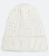Gorro de lana color crema con diseño de trenzas y borde acanalado.