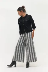 Pantalón de algodón con estampado de rayas verticales en tonos rosados y corte amplio.