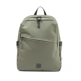 Mochila color verde militar confeccionada en símil cuero suave al tacto con acabado aterciopelado. Cuenta con acceso principal mediante cierre con deslizadores, interior amplio con dos compartimientos (uno acolchonado para notebook), bolsillo interno con cierre, dos bolsillos externos con cierre y dos bolsillos laterales sin cierre.